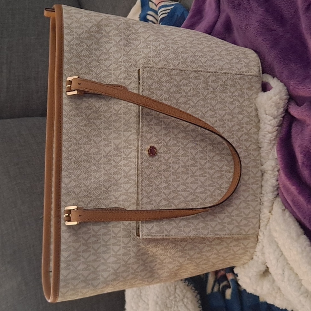 Beautiful Large JetSet Button Front Tote 😍
